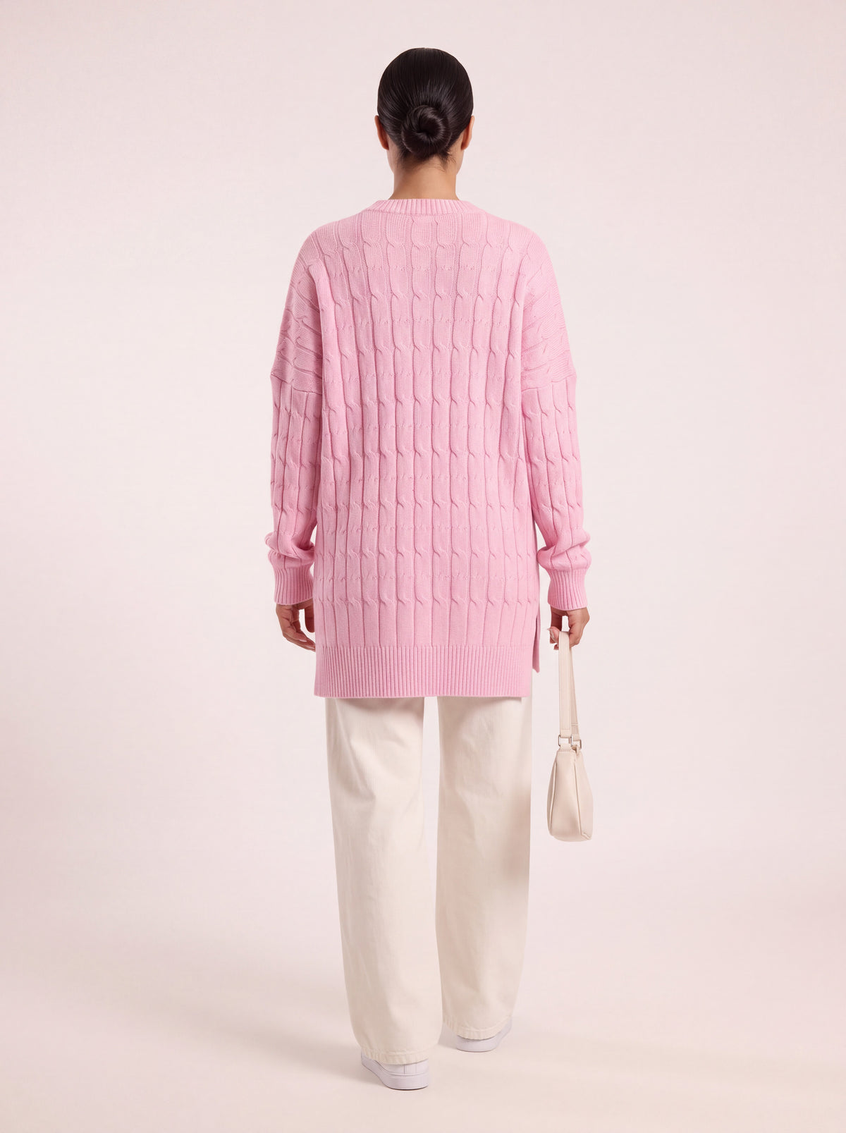 Pull long torsadé oversize rose porté de dos