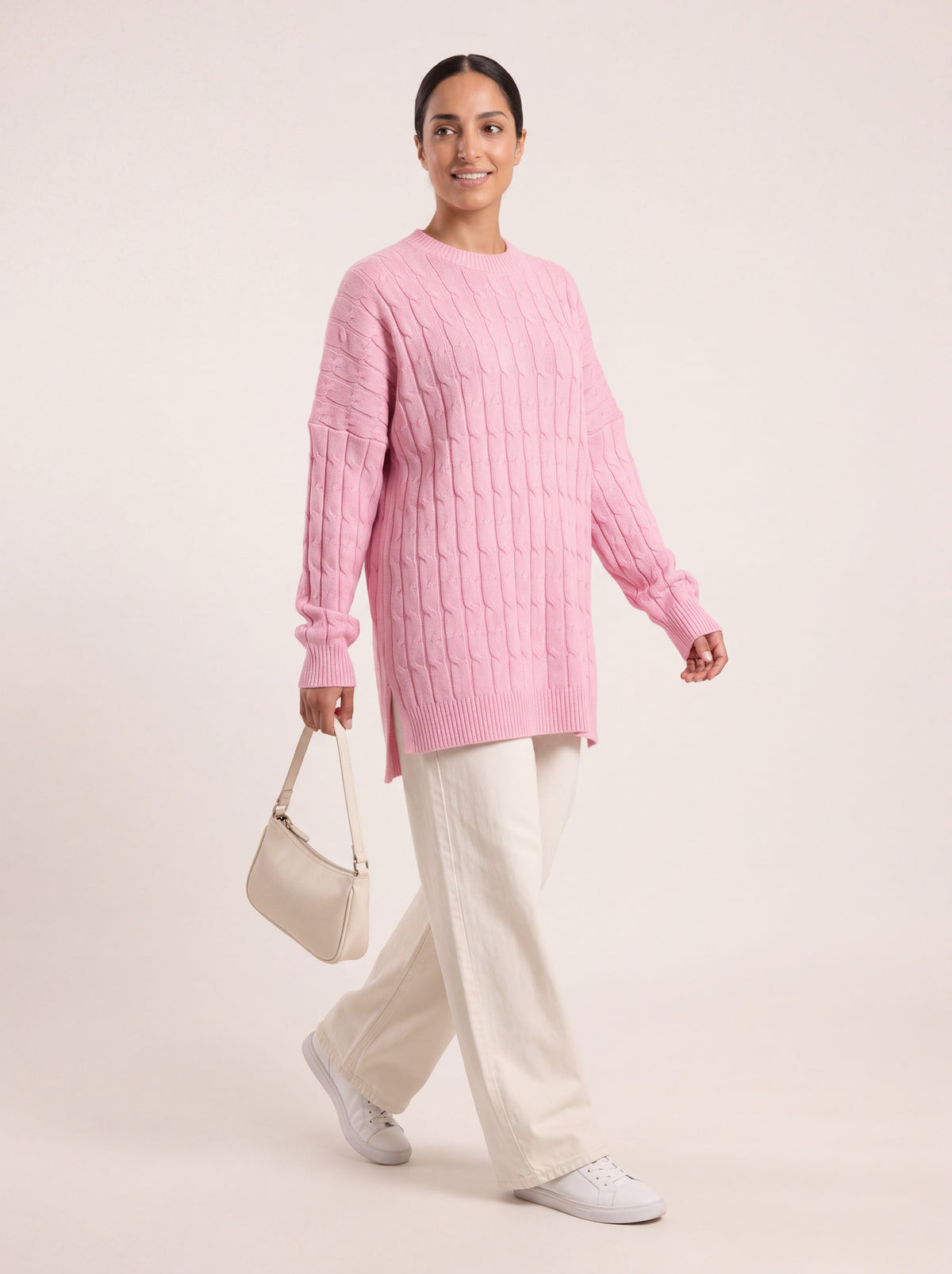Pull long torsadé oversize rose porté de face