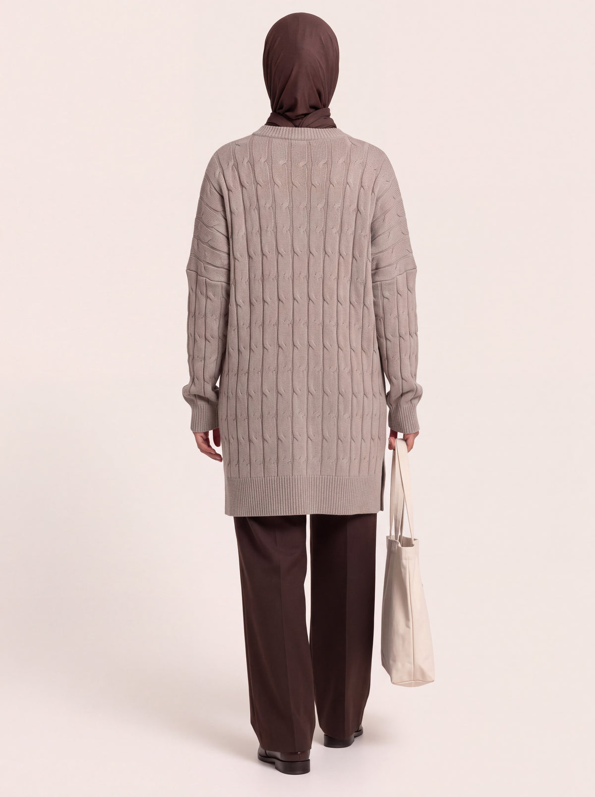 Pull long torsadé oversize taupe porté de dos