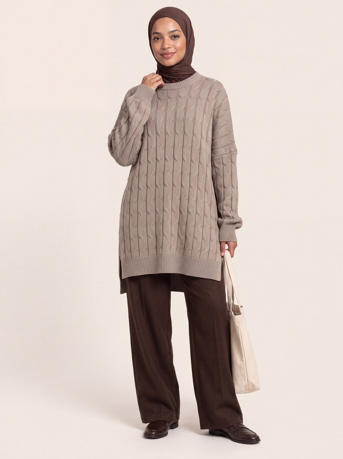 Pull long torsadé oversize taupe porté de face