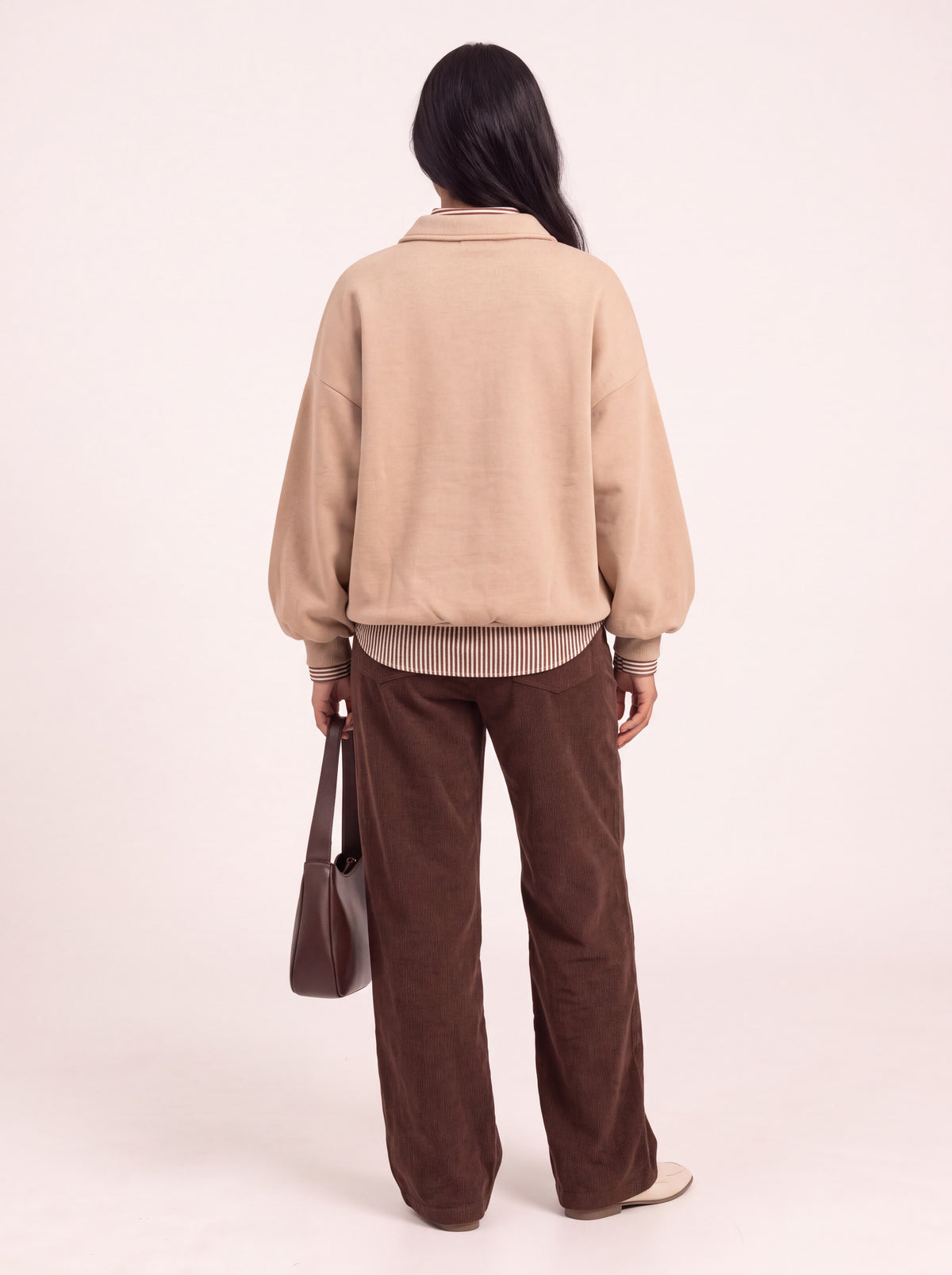Sweat col polo oversize beige porté de dos