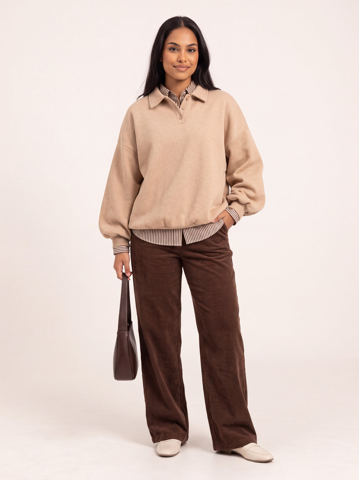 Sweat col polo oversize beige porté de face