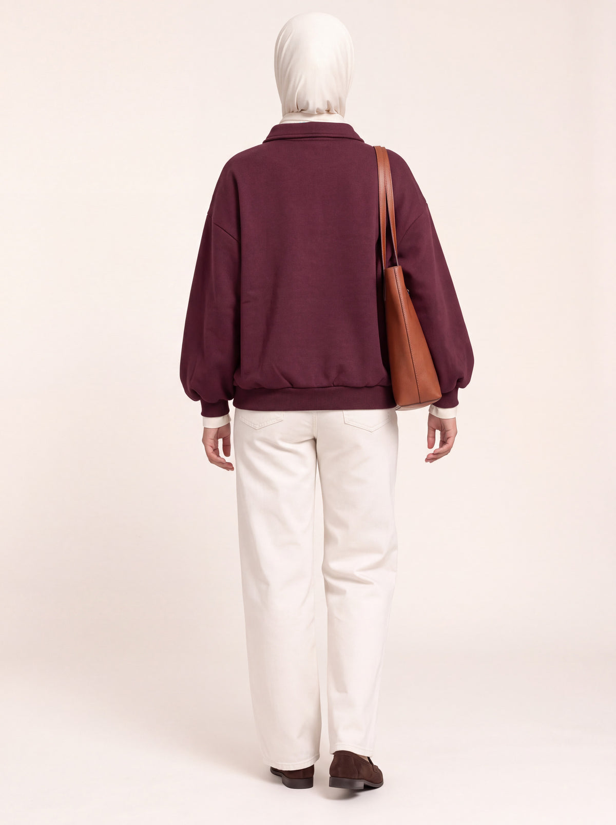 Sweat col polo oversize bordeaux porté de dos