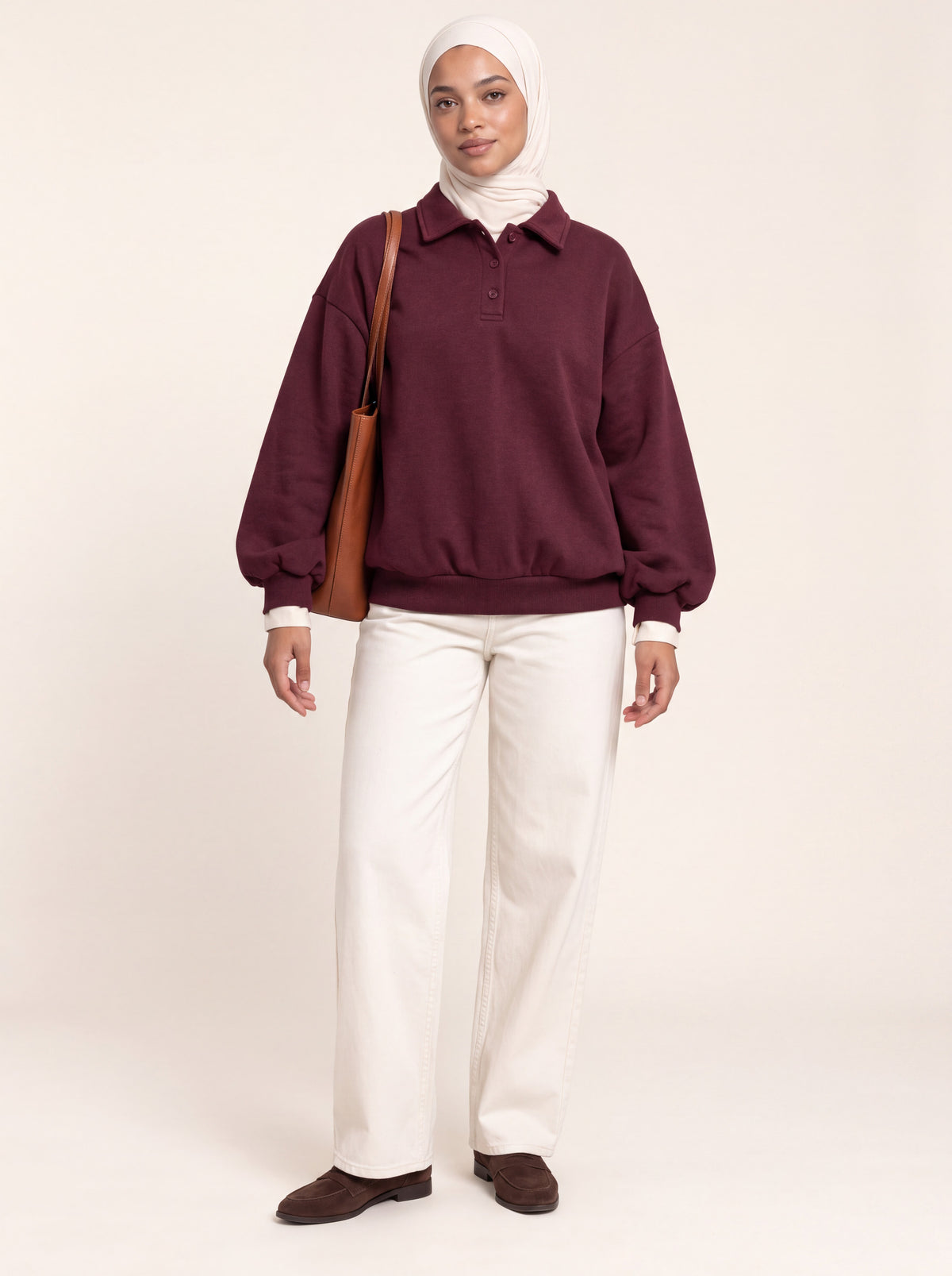Sweat col polo oversize bordeaux porté de face