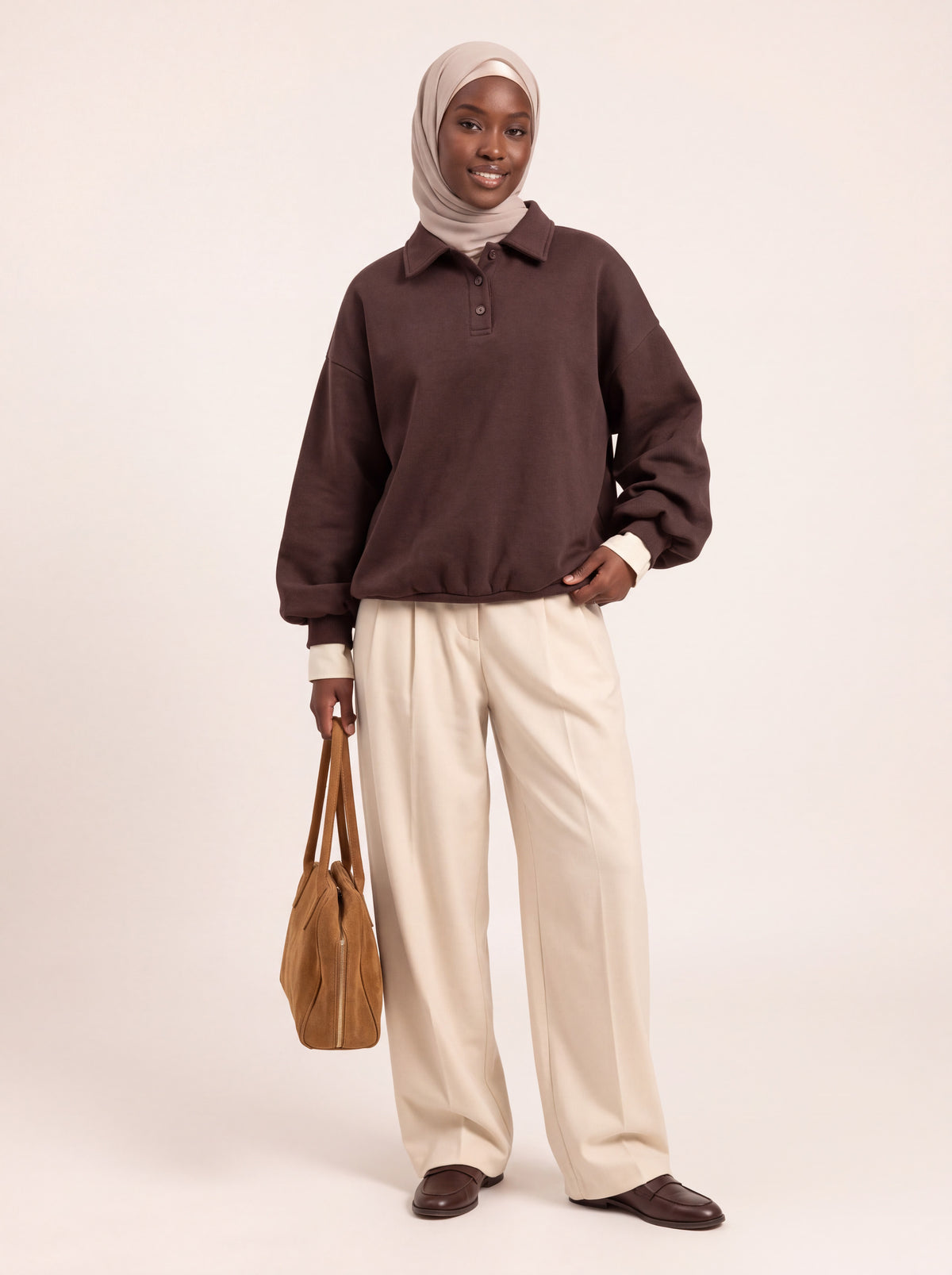 Sweat col polo oversize chocolat porté de face