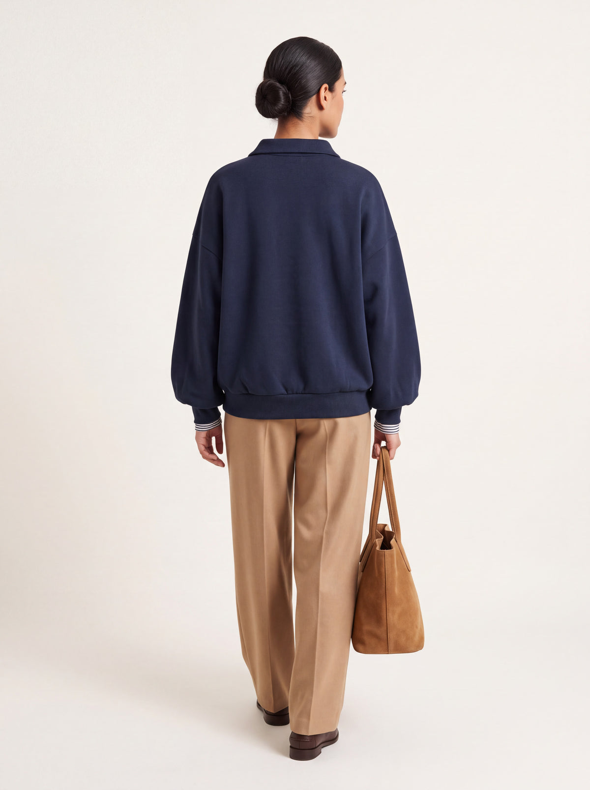 Sweat col polo oversize bleu marine porté de dos
