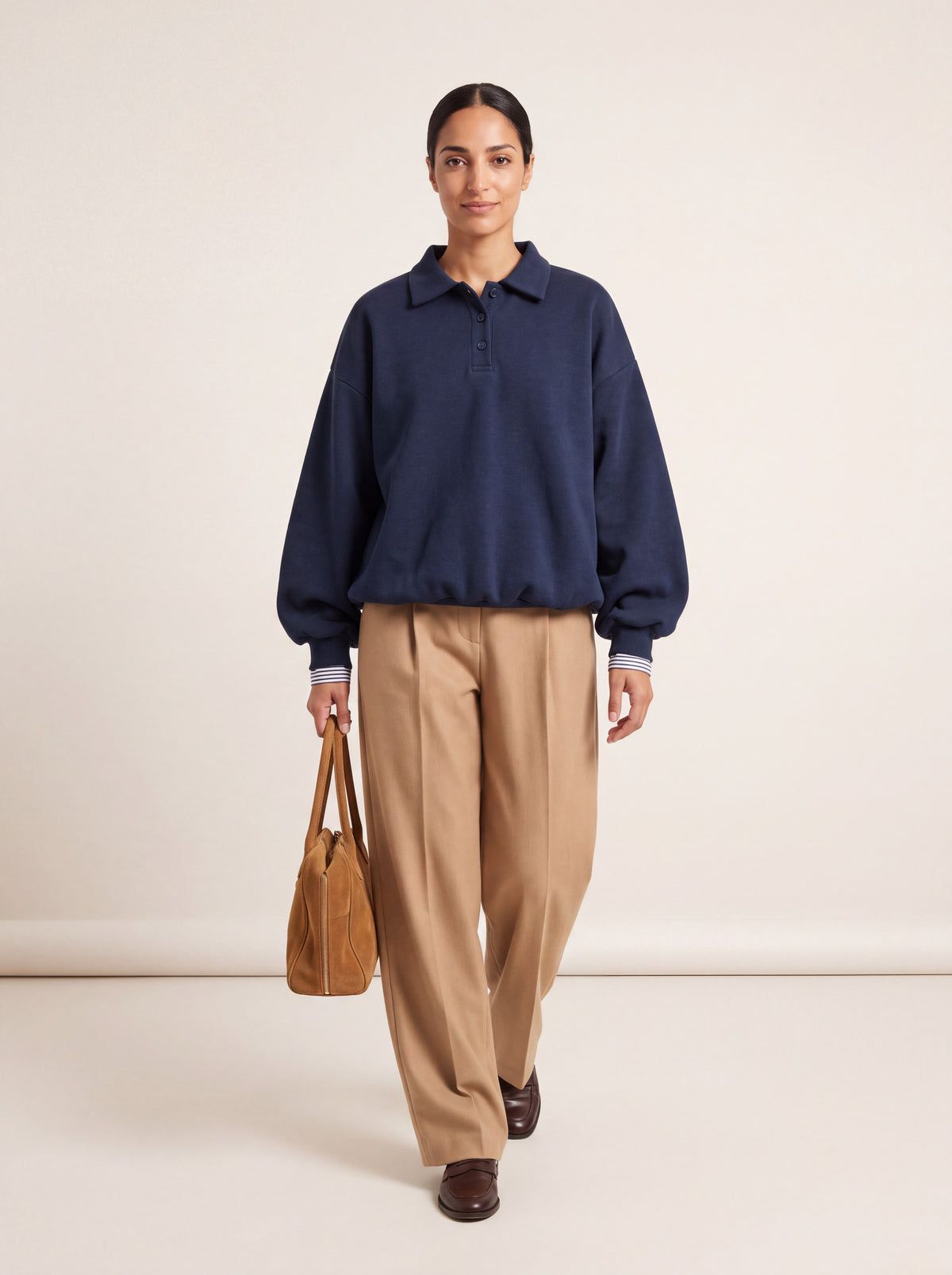 Sweat col polo oversize bleu marine porté de face