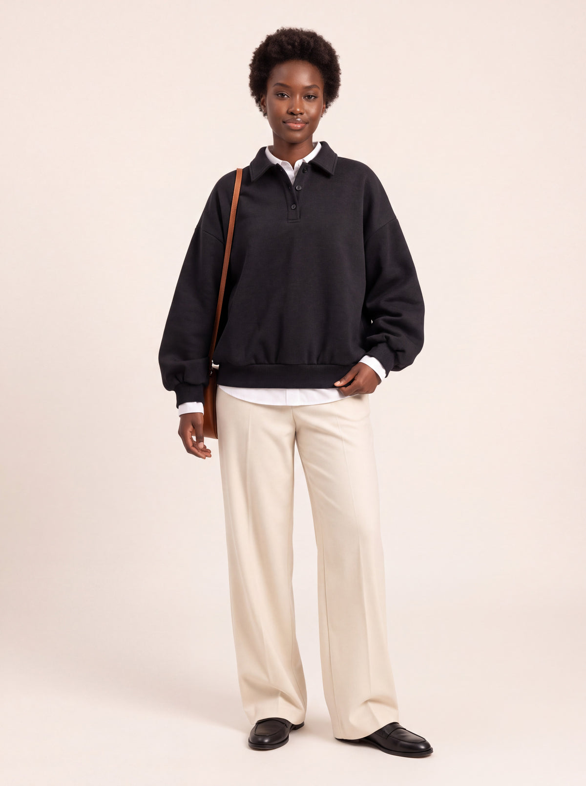Sweat col polo oversize noir porté de face
