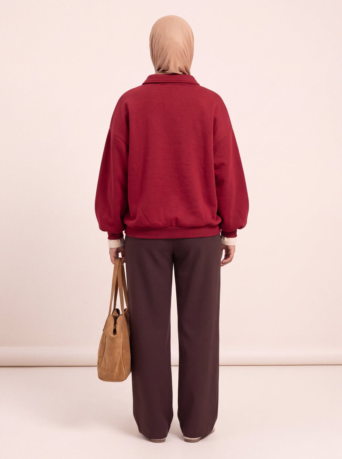 Sweat col polo oversize rouge porté de dos