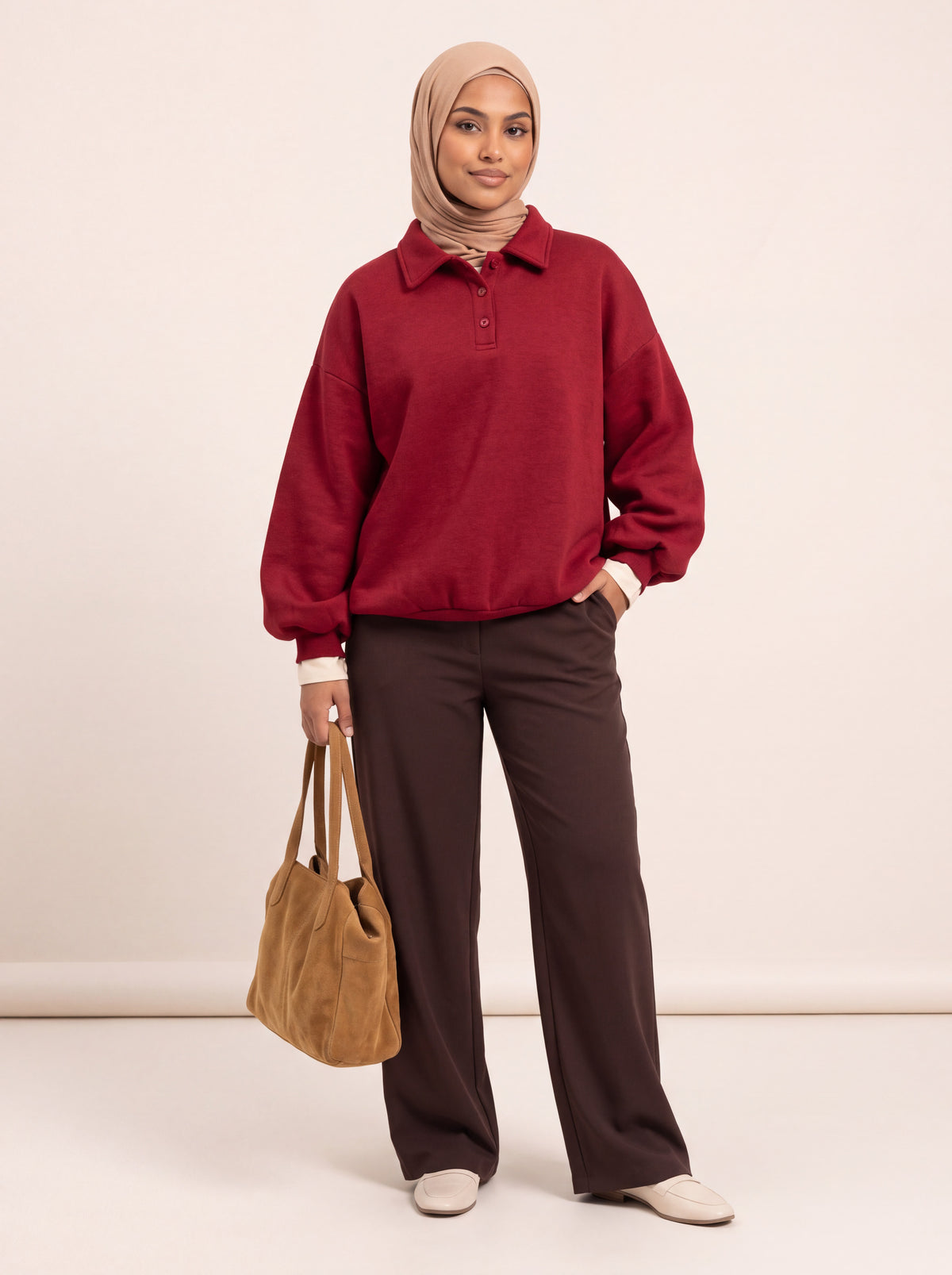 Sweat col polo oversize rouge porté de face