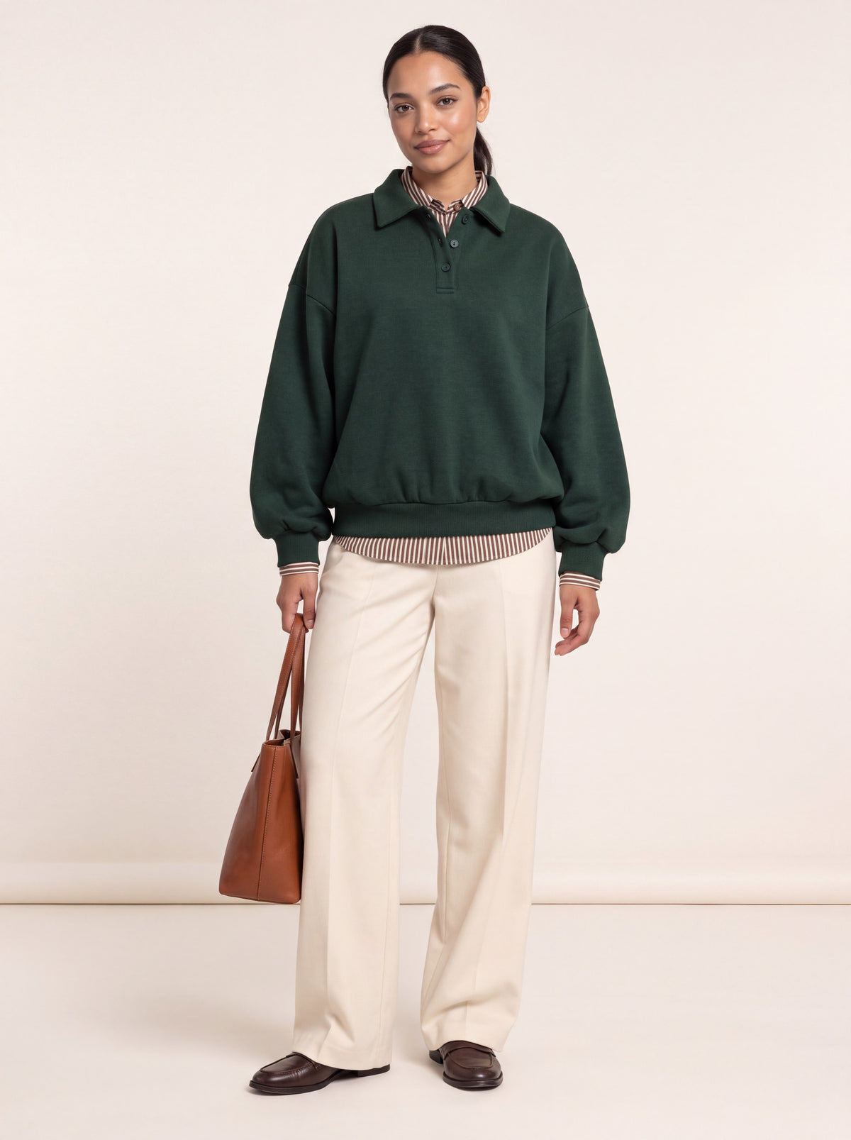 Sweat col polo oversize vert sapin porté de face