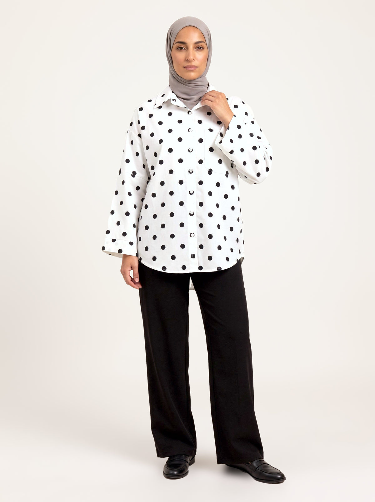 Chemise ample à pois blanc à pois noirs, porté