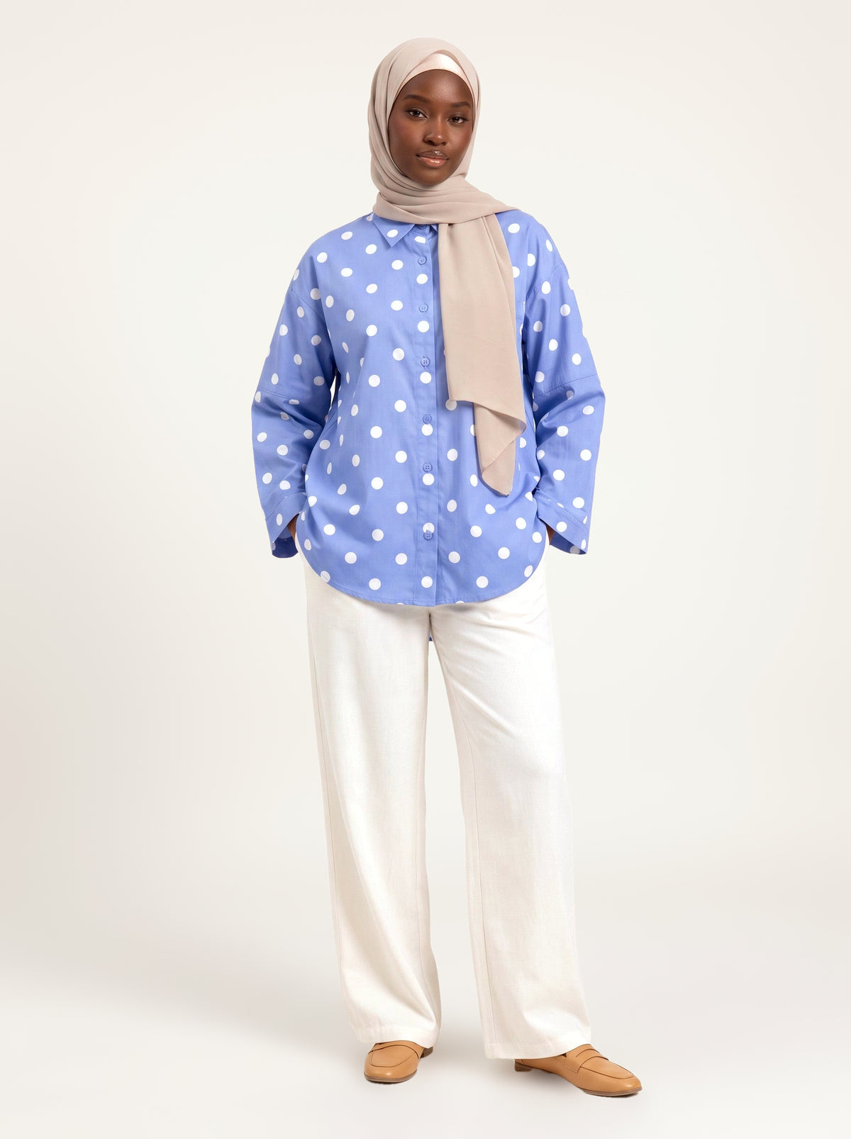 Chemise ample à pois bleu à pois blancs, porté