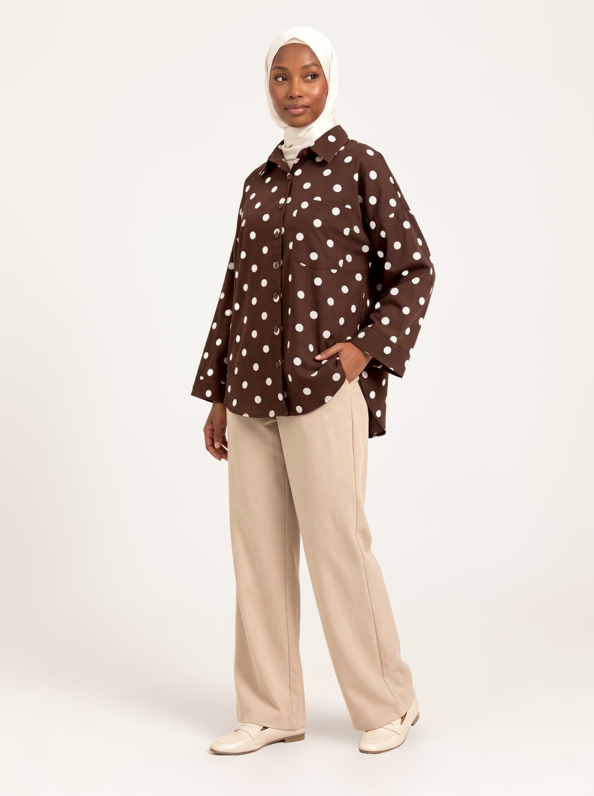Chemise ample à pois chocolat à pois blancs, porté