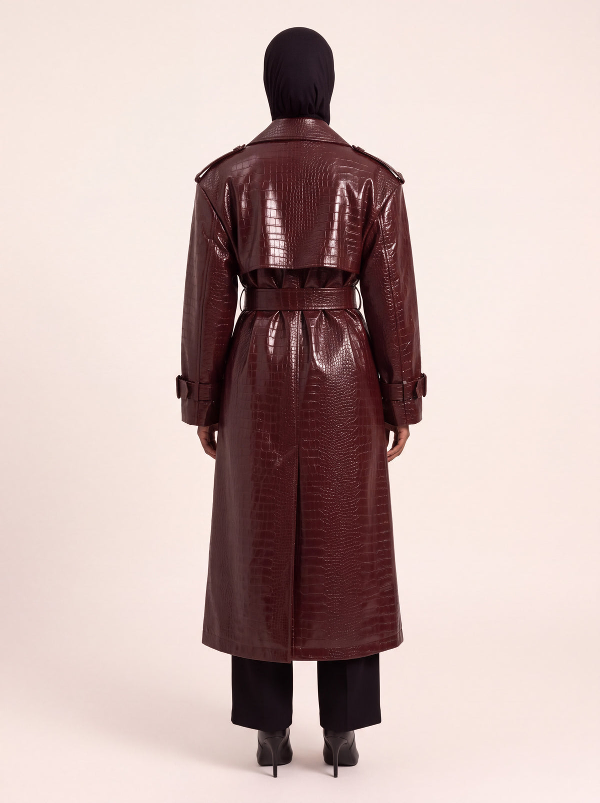 Trench long effet croco bordeaux porté de dos