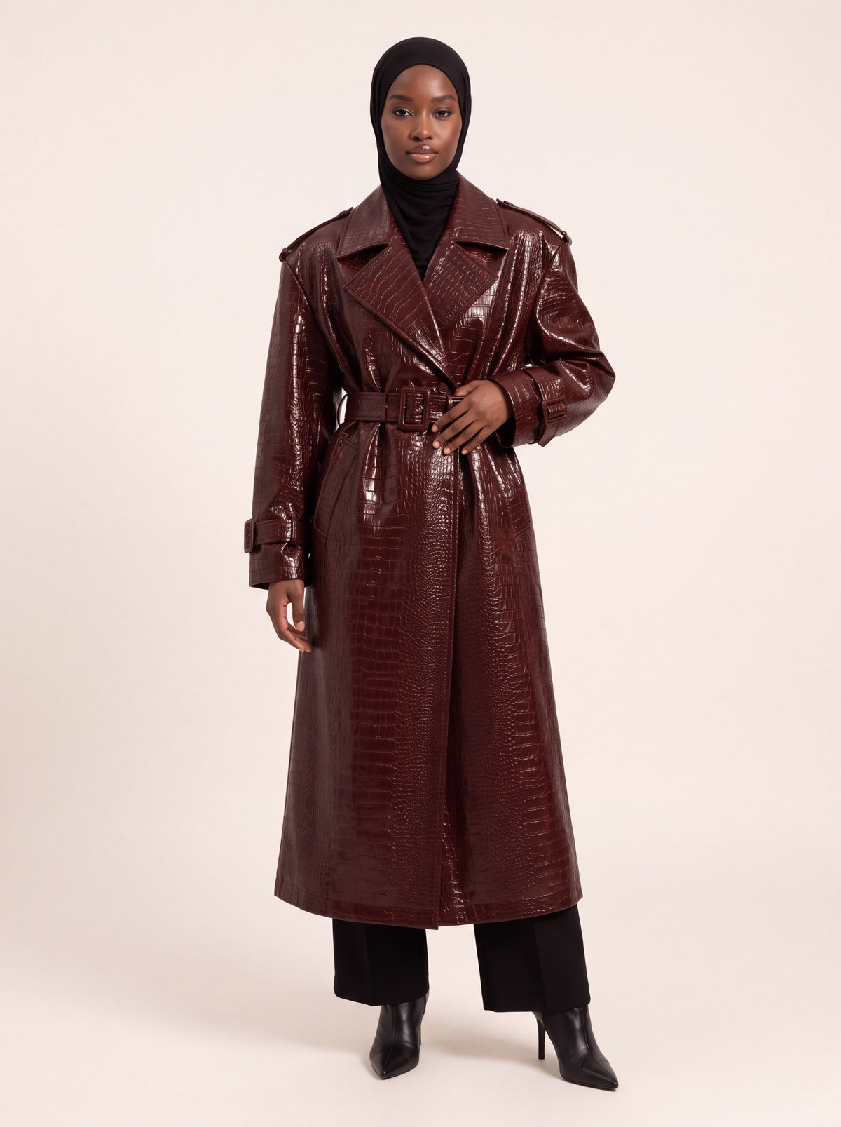 Trench long effet croco bordeaux porté de face