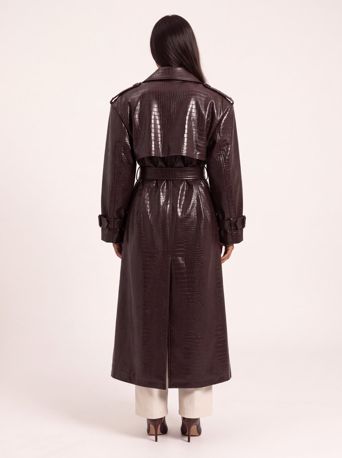 Trench long effet croco chocolat porté de dos