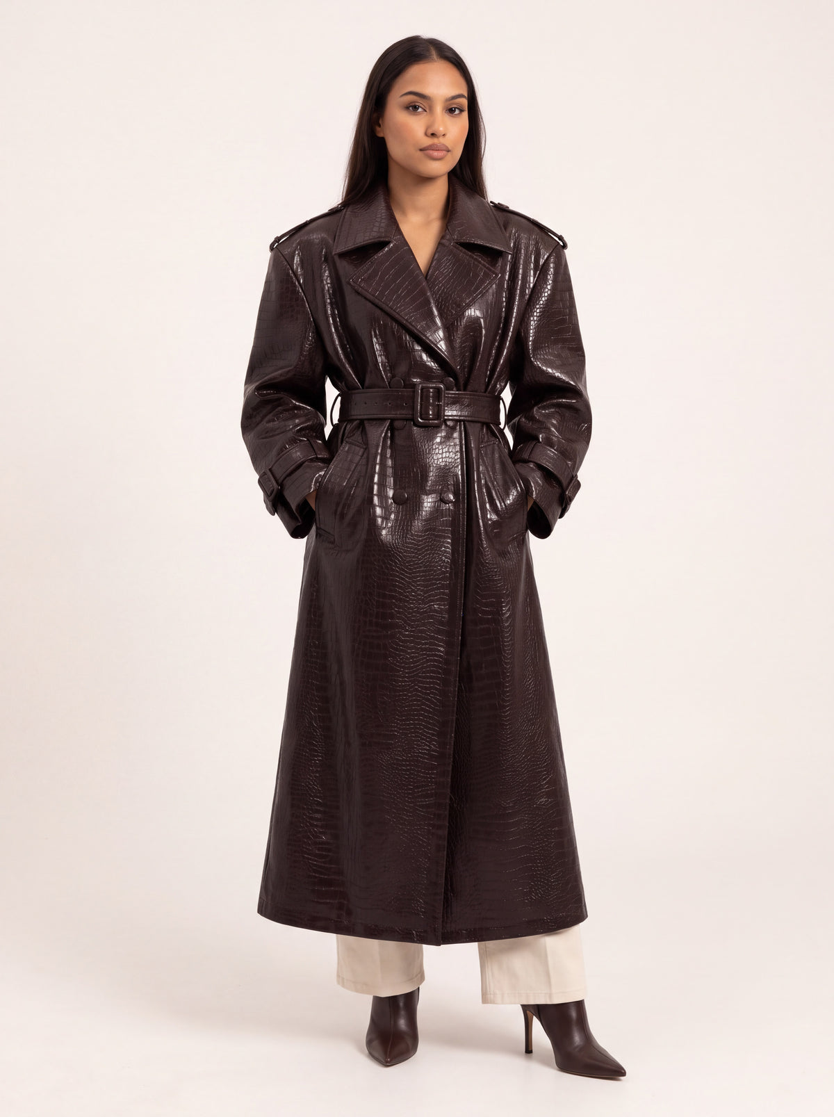 Trench long effet croco chocolat porté de face
