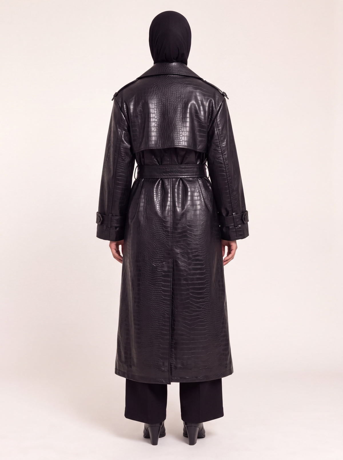 Trench long effet croco noir porté de dos