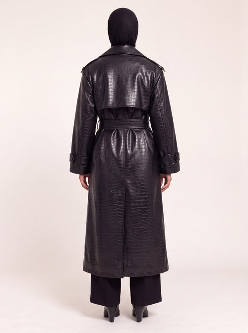 Trench long effet croco noir porté de dos