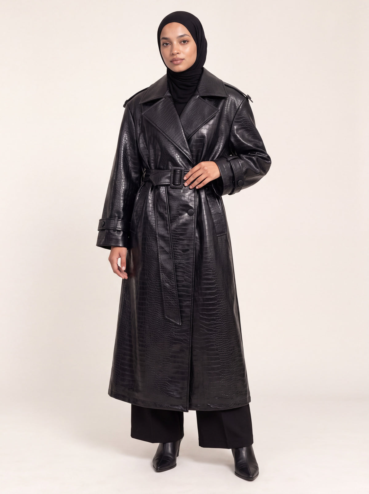 Trench long effet croco noir porté de face