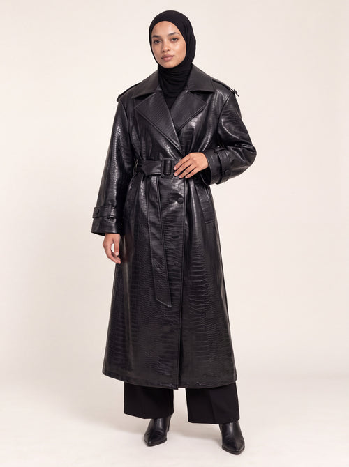 Trench long effet croco noir porté de face