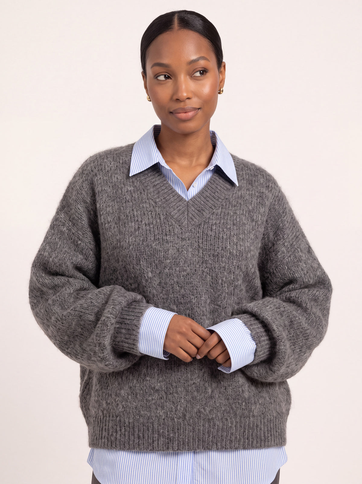 Pull col V oversize gris chiné détail de la maille et du col V