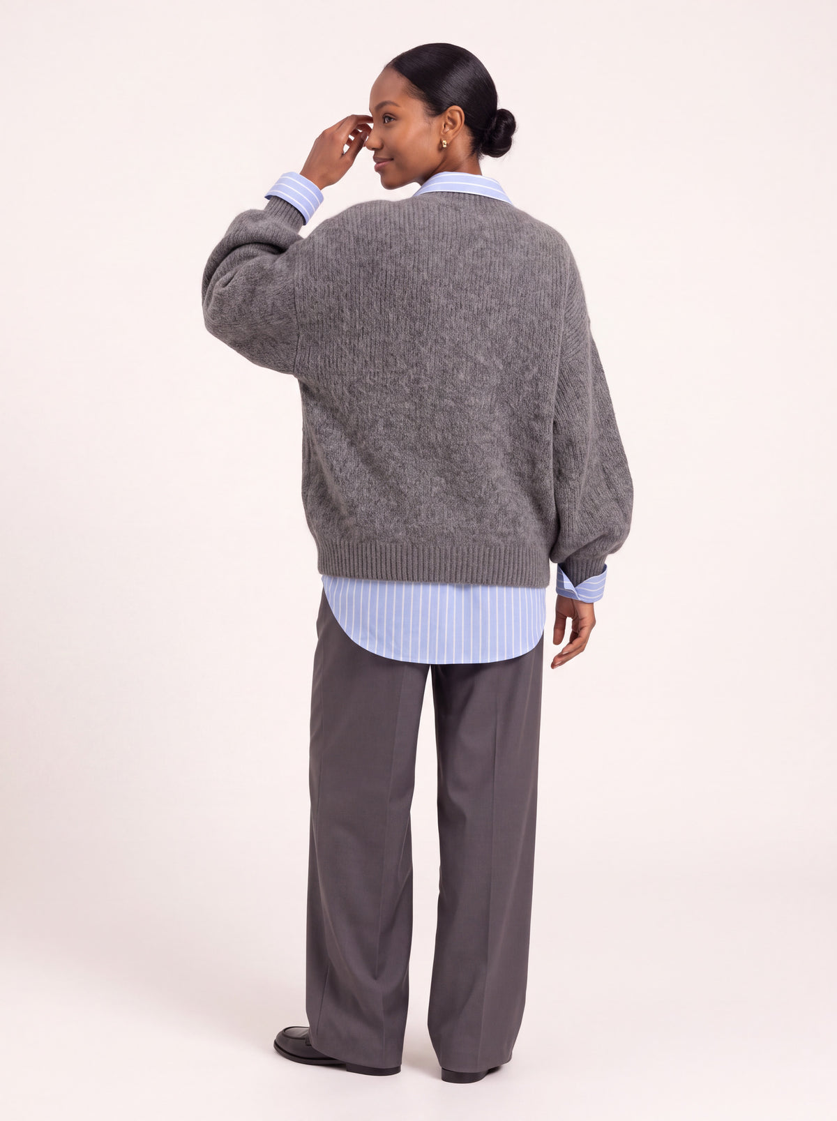 Pull col V oversize gris chiné porté de dos