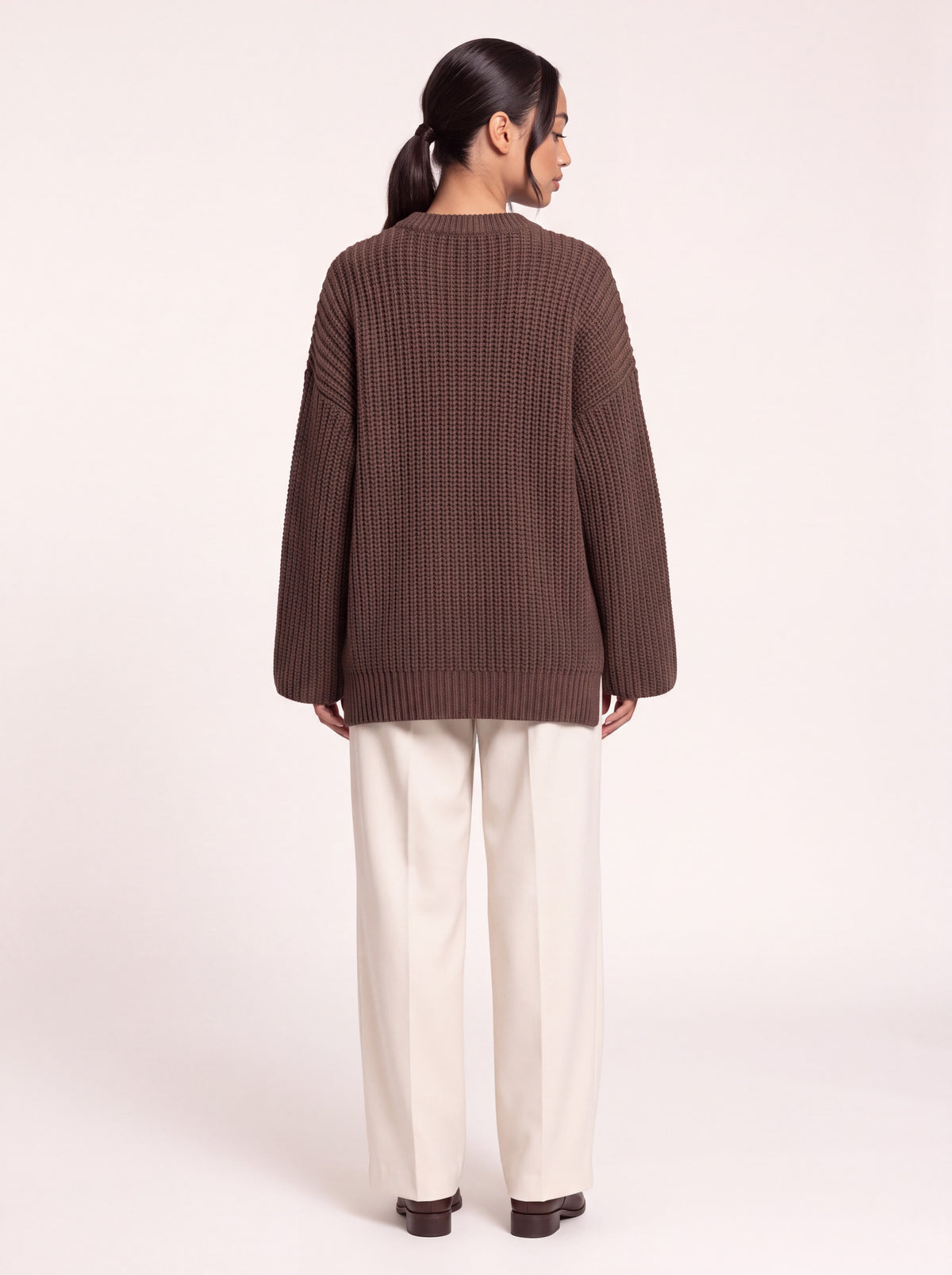 Pull oversize côtes épaisses chocolat porté de dos