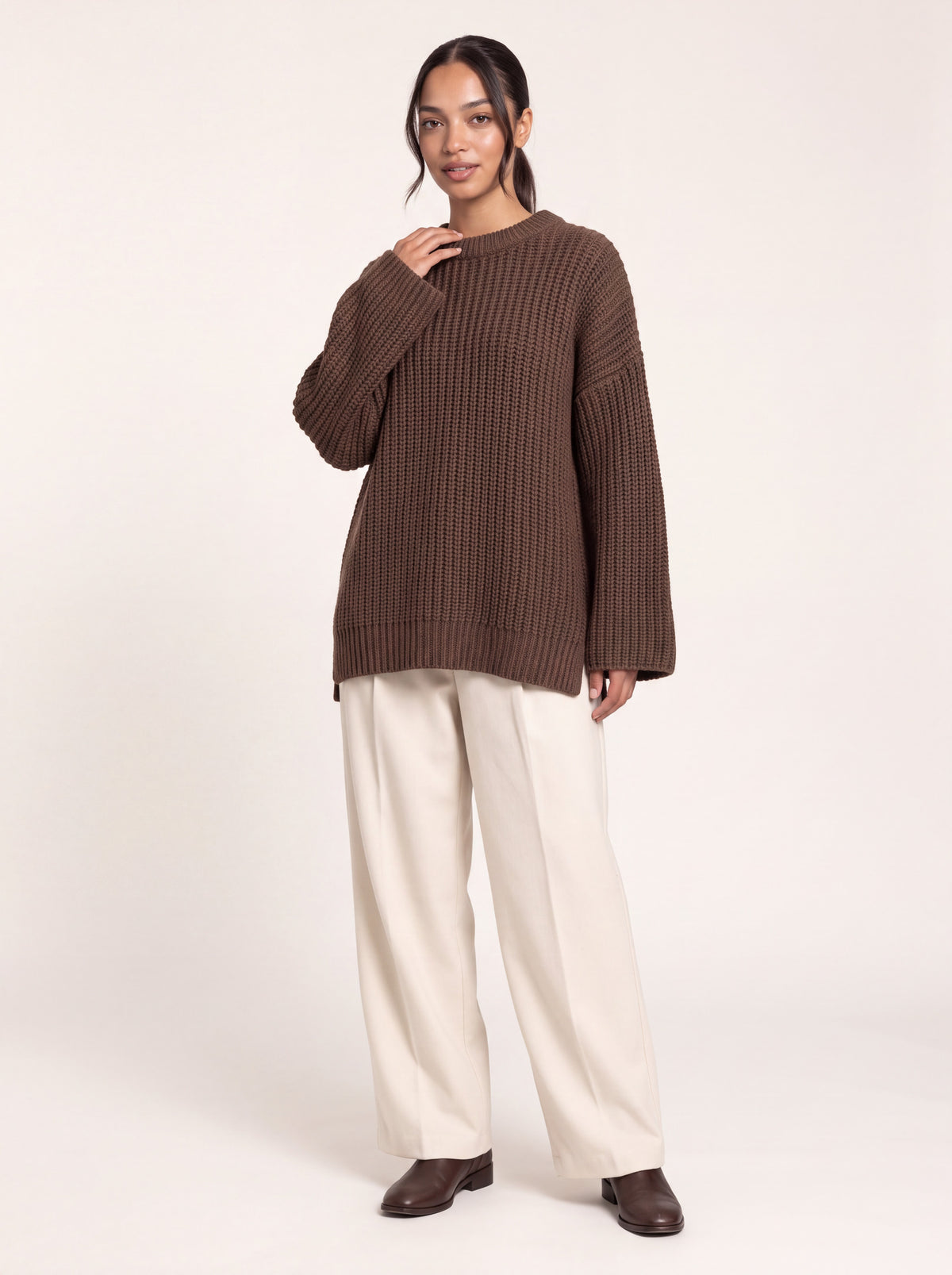 Pull oversize côtes épaisses chocolat porté de face