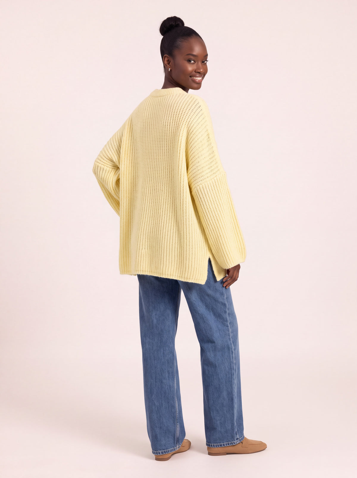 Pull oversize côtes épaisses jaune citron porté de dos