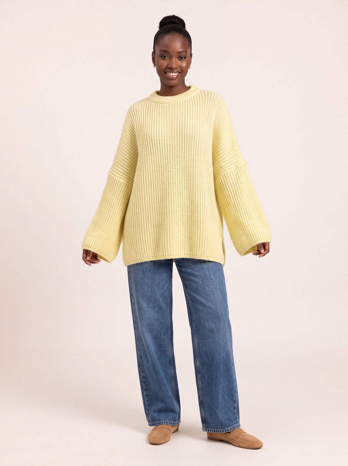 Pull oversize côtes épaisses jaune citron porté de face