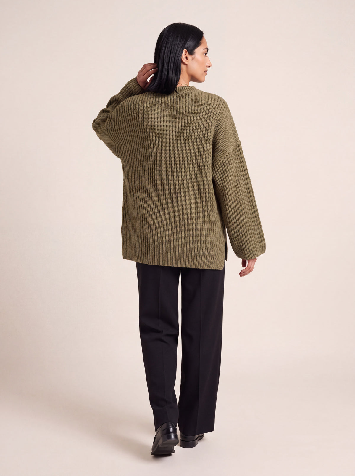 Pull oversize côtes épaisses kaki porté de dos