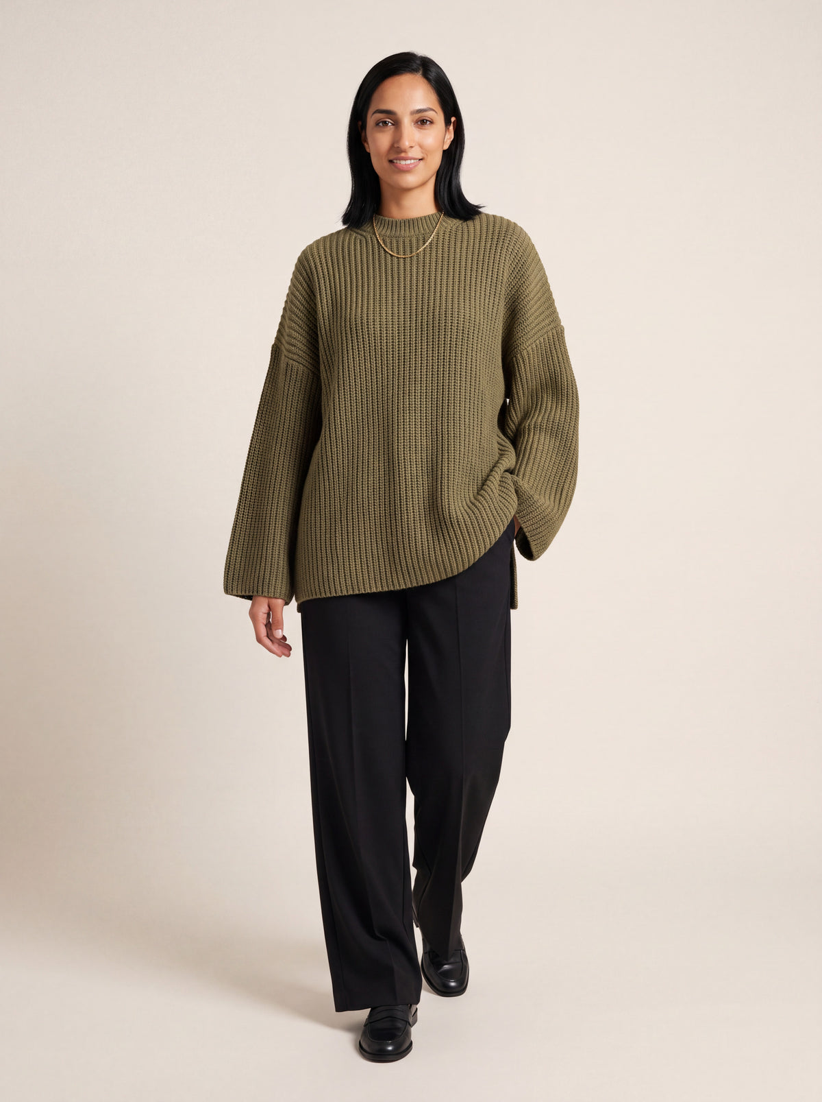 Pull oversize côtes épaisses kaki porté de face