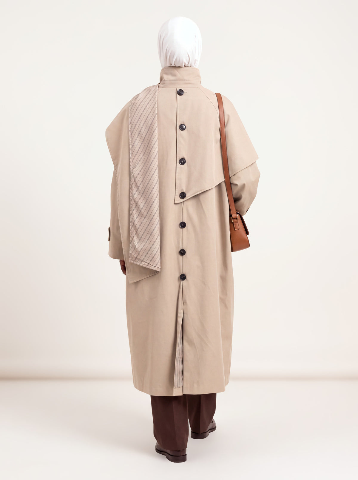 Trench col écharpe oversize beige porté de dos