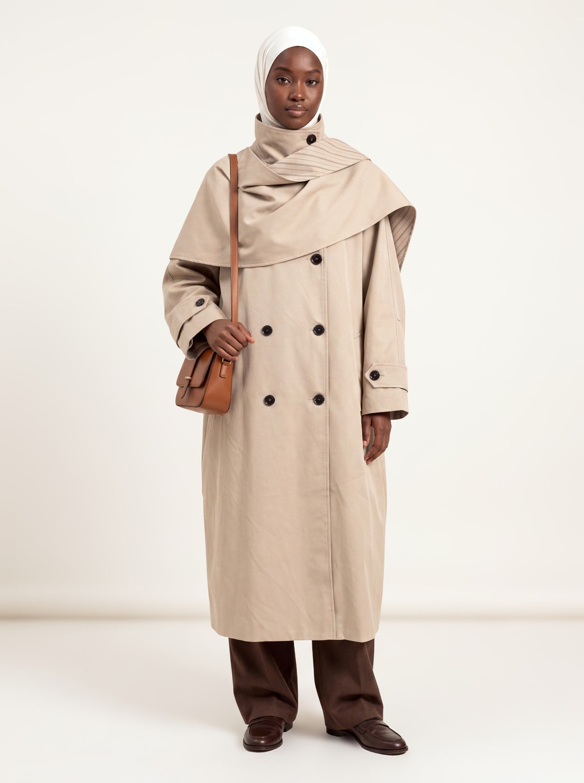 Trench col écharpe oversize beige porté fermé de face