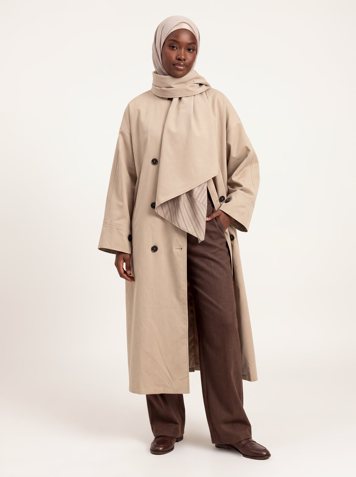 Trench col écharpe oversize beige porté ouvert