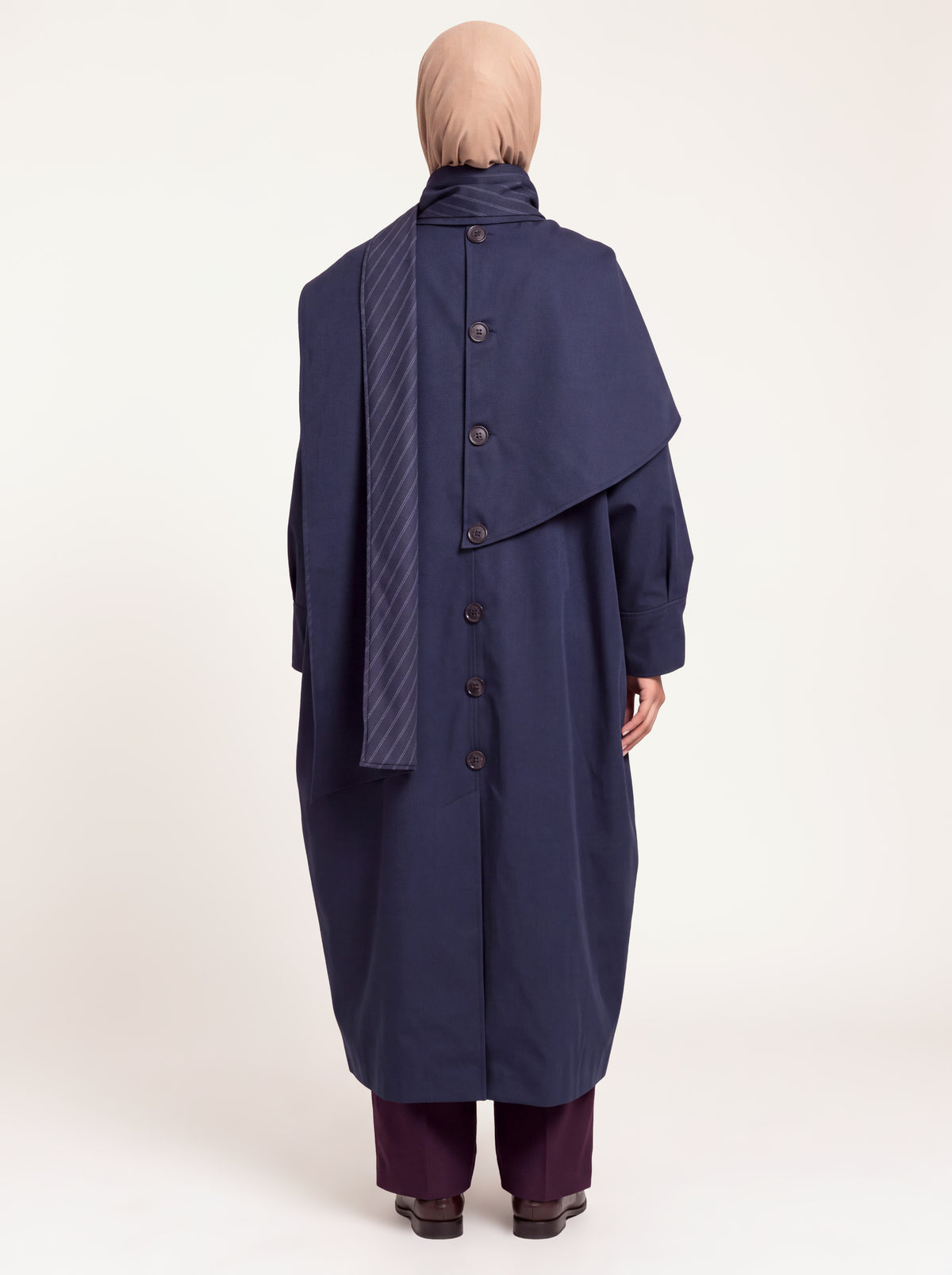 Trench col écharpe oversize bleu marine porté de dos