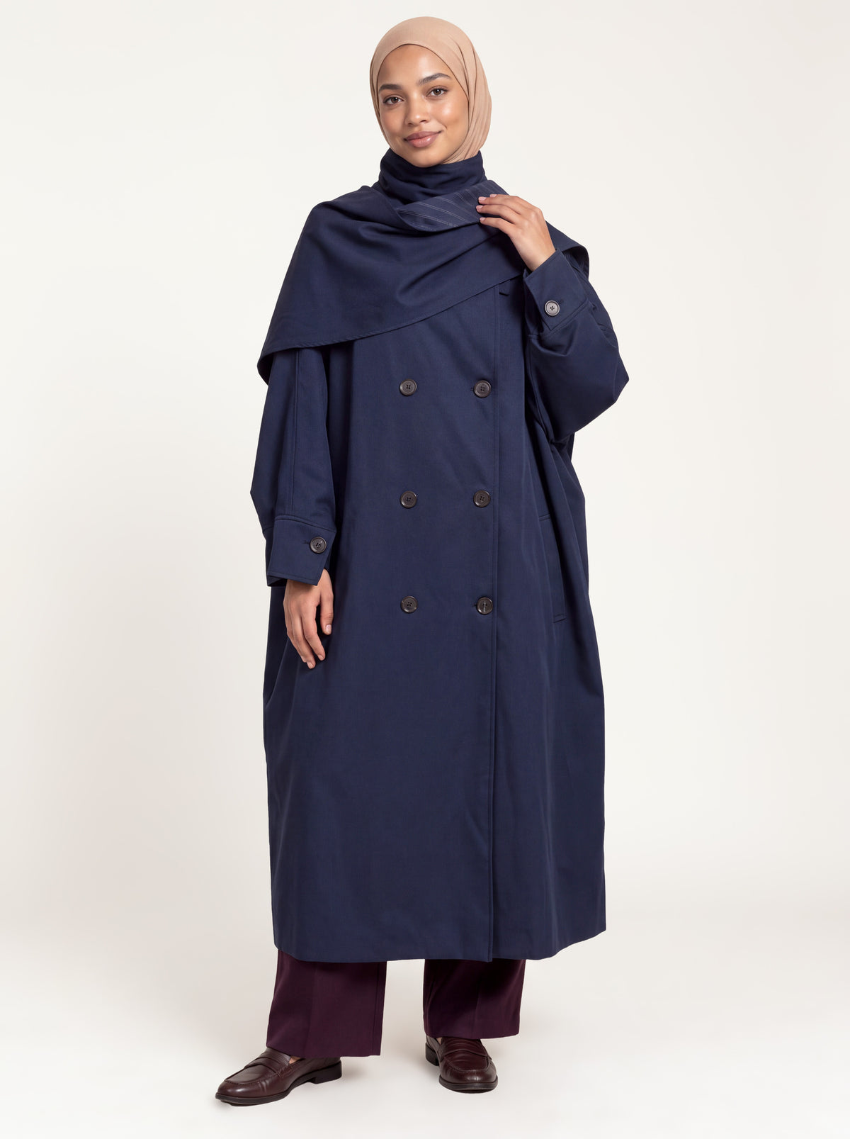 Trench col écharpe oversize bleu marine porté fermé de face