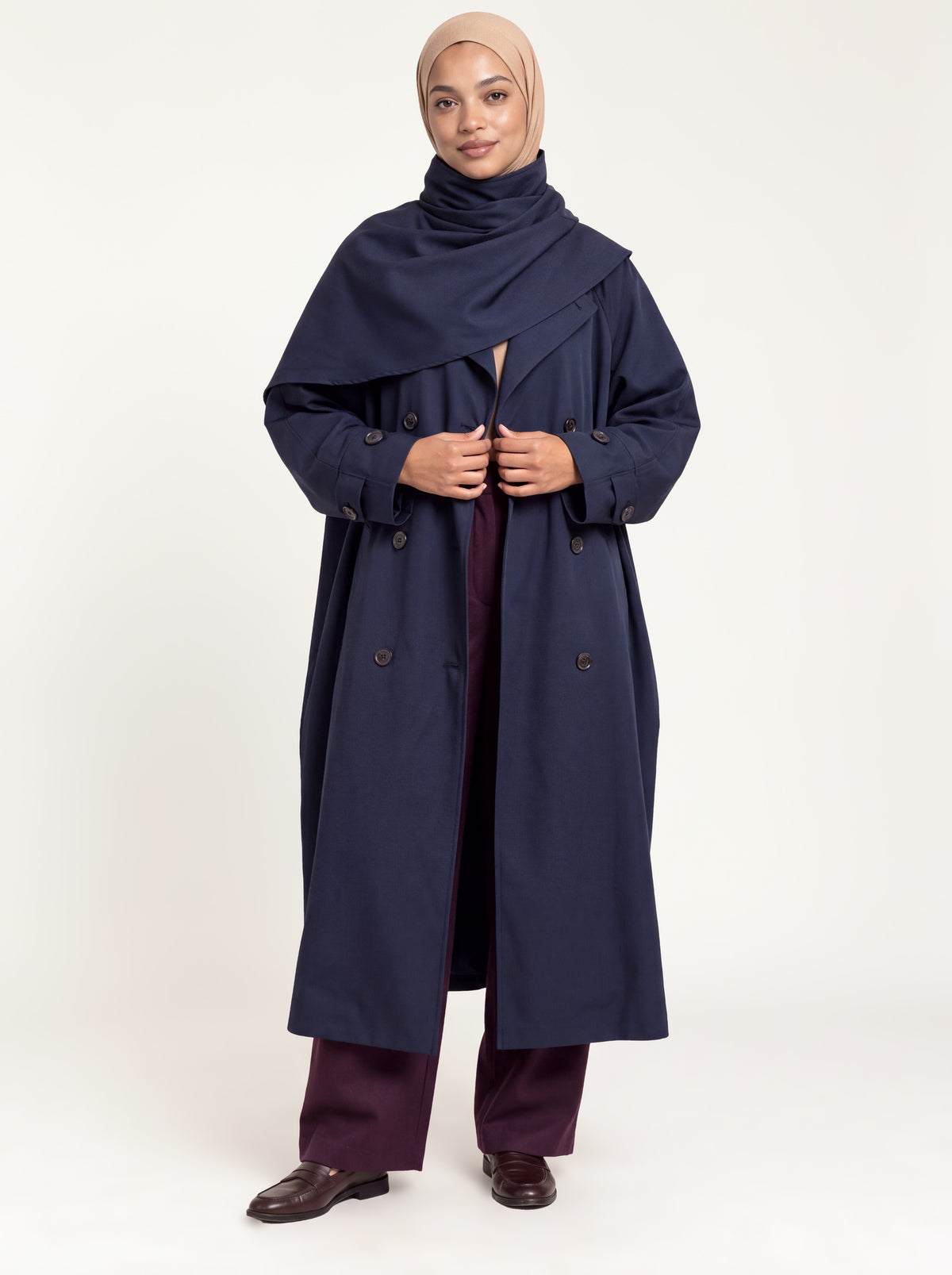 Trench col écharpe oversize bleu marine porté ouvert