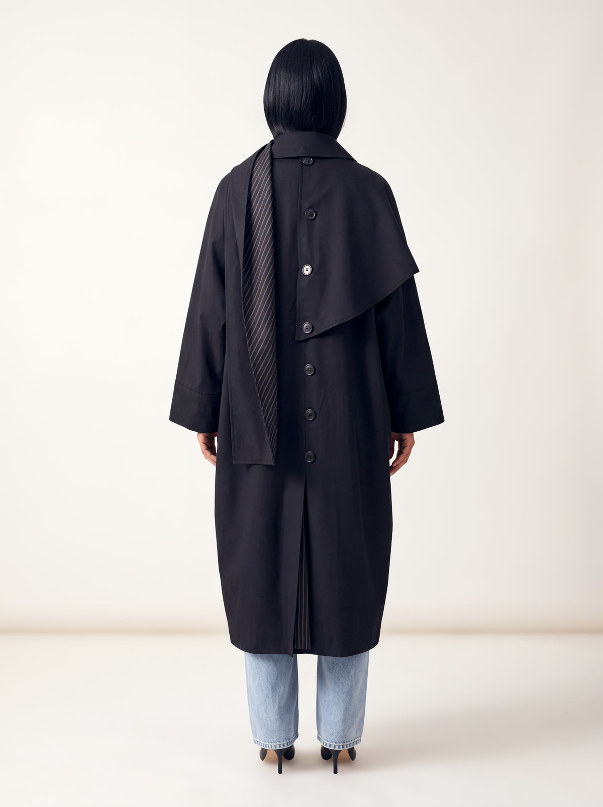 Trench col écharpe oversize noir porté de dos