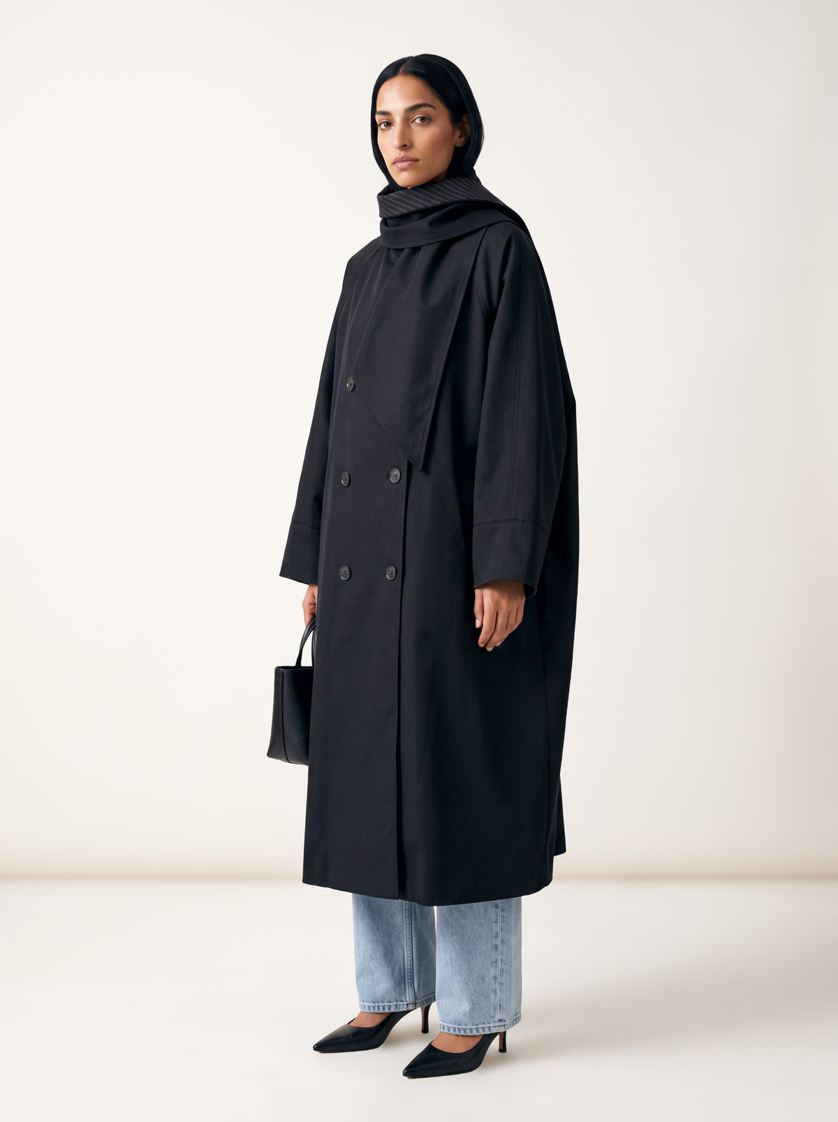 Trench col écharpe oversize noir porté fermé de face
