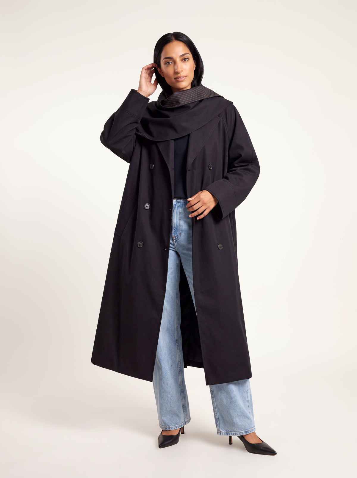 Trench col écharpe oversize noir porté ouvert