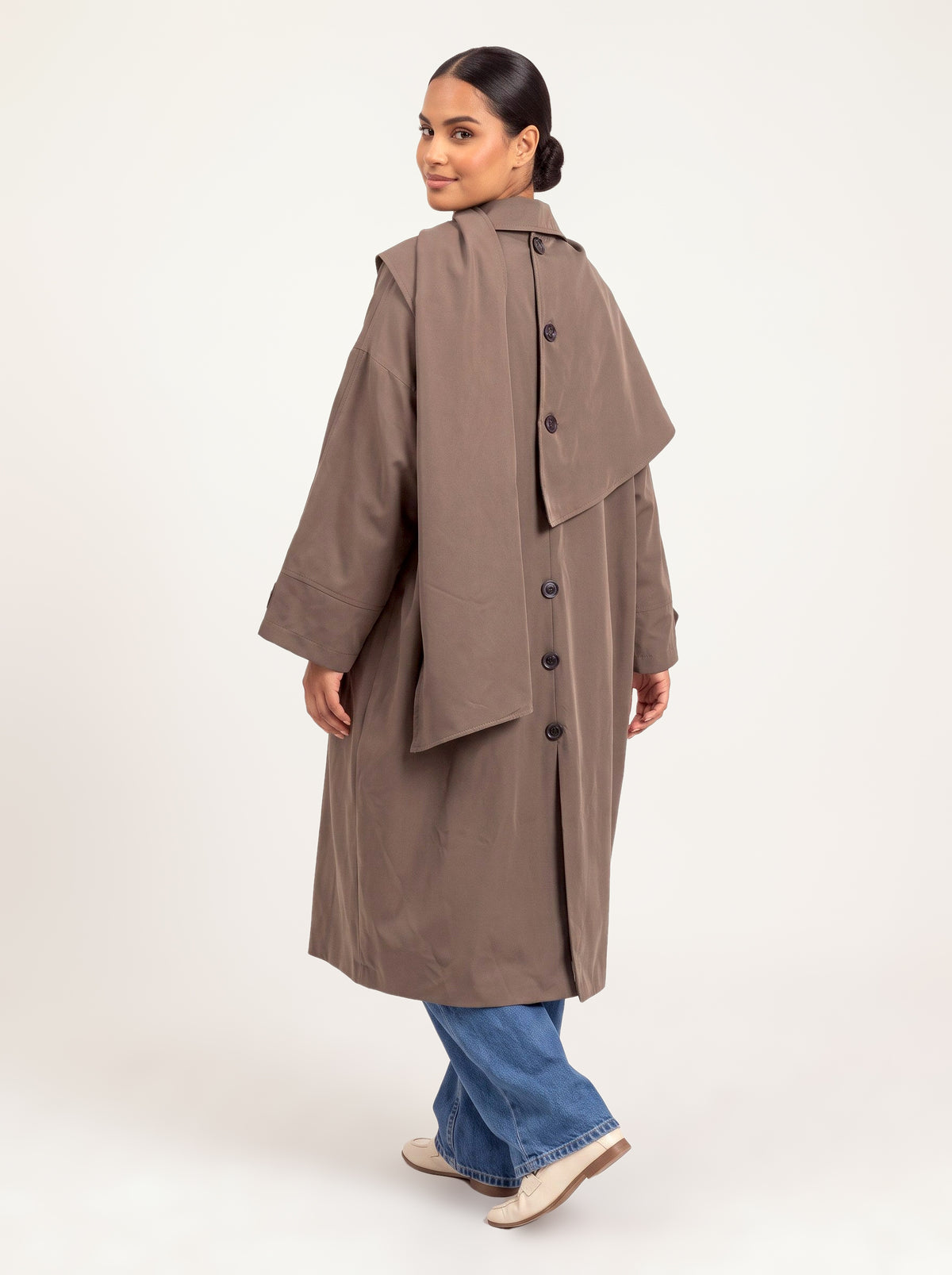 Trench col écharpe oversize taupe porté de dos