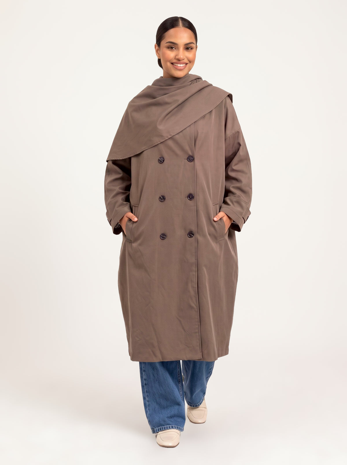 Trench col écharpe oversize taupe porté fermé de face