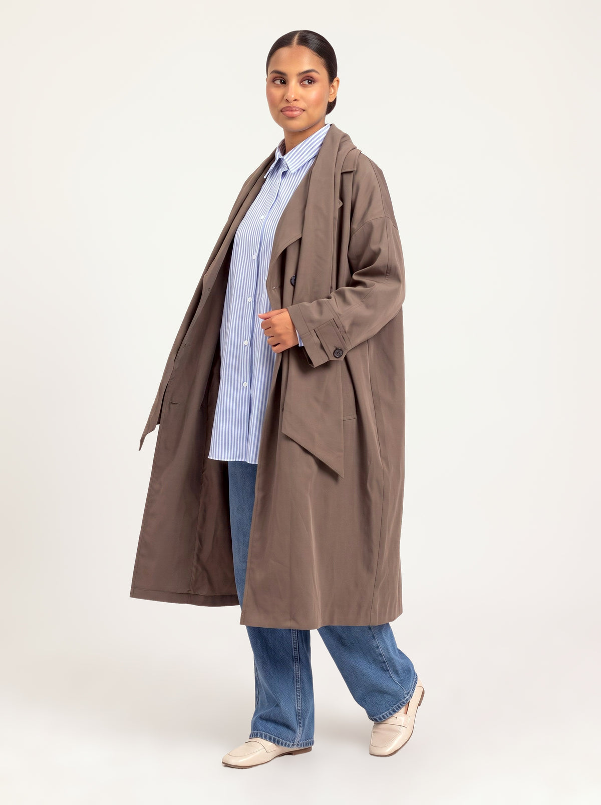 Trench col écharpe oversize taupe porté ouvert