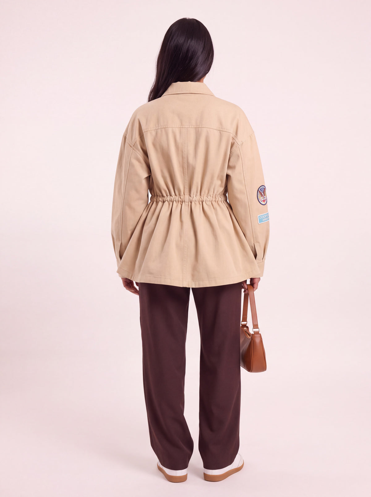 Veste utilitaire cintrée à écussons beige porté de dos