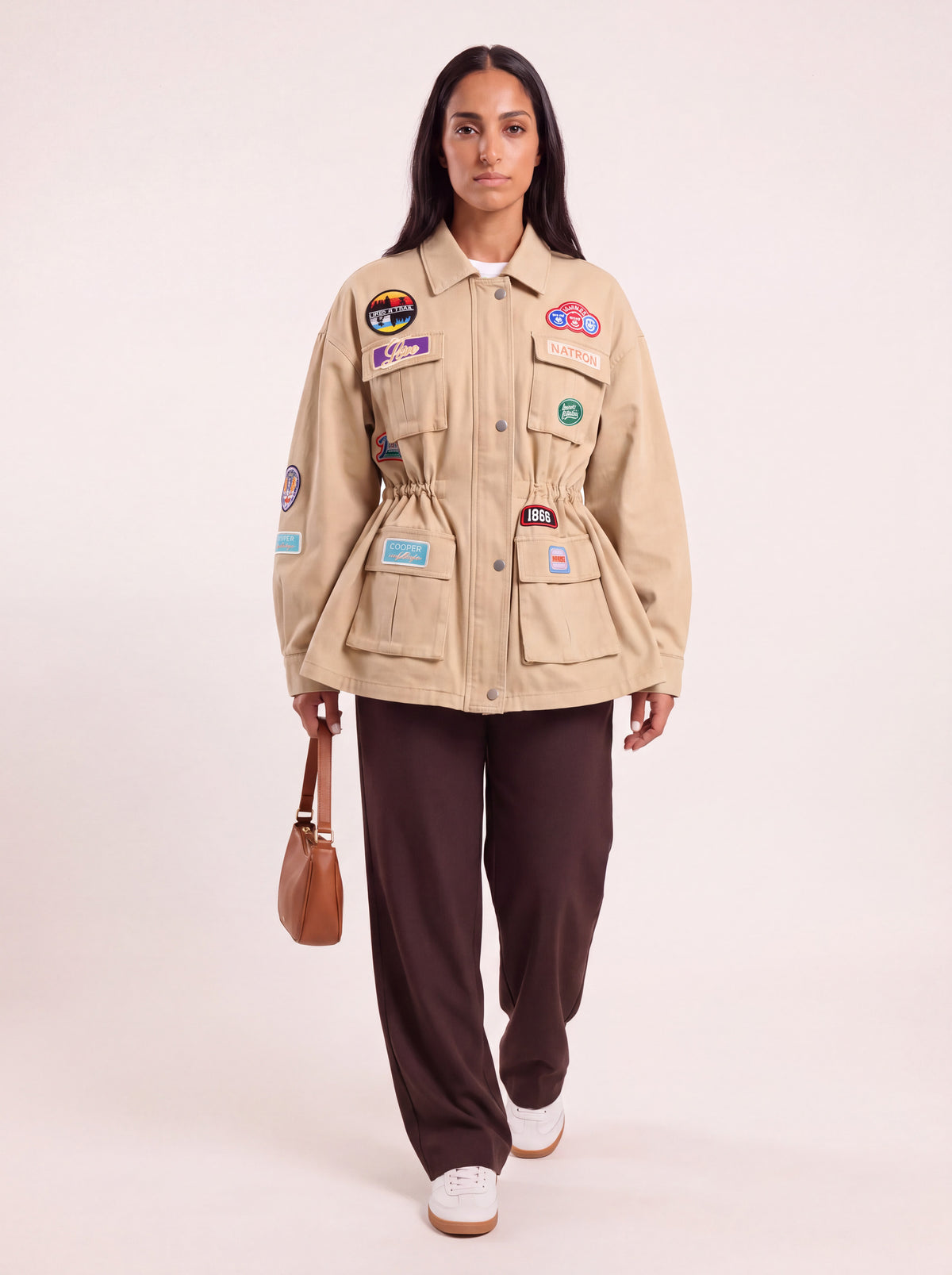 Veste utilitaire cintrée à écussons beige porté de face