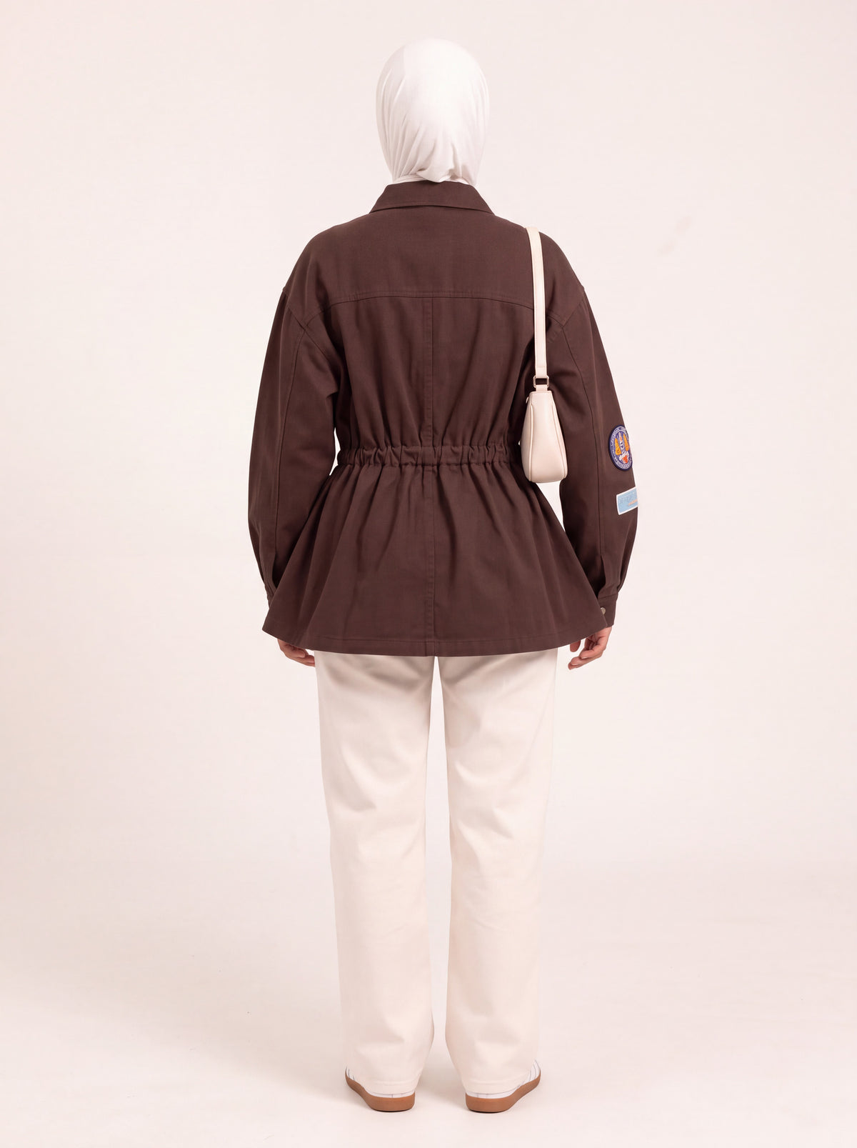 Veste utilitaire cintrée à écussons chocolat porté de dos