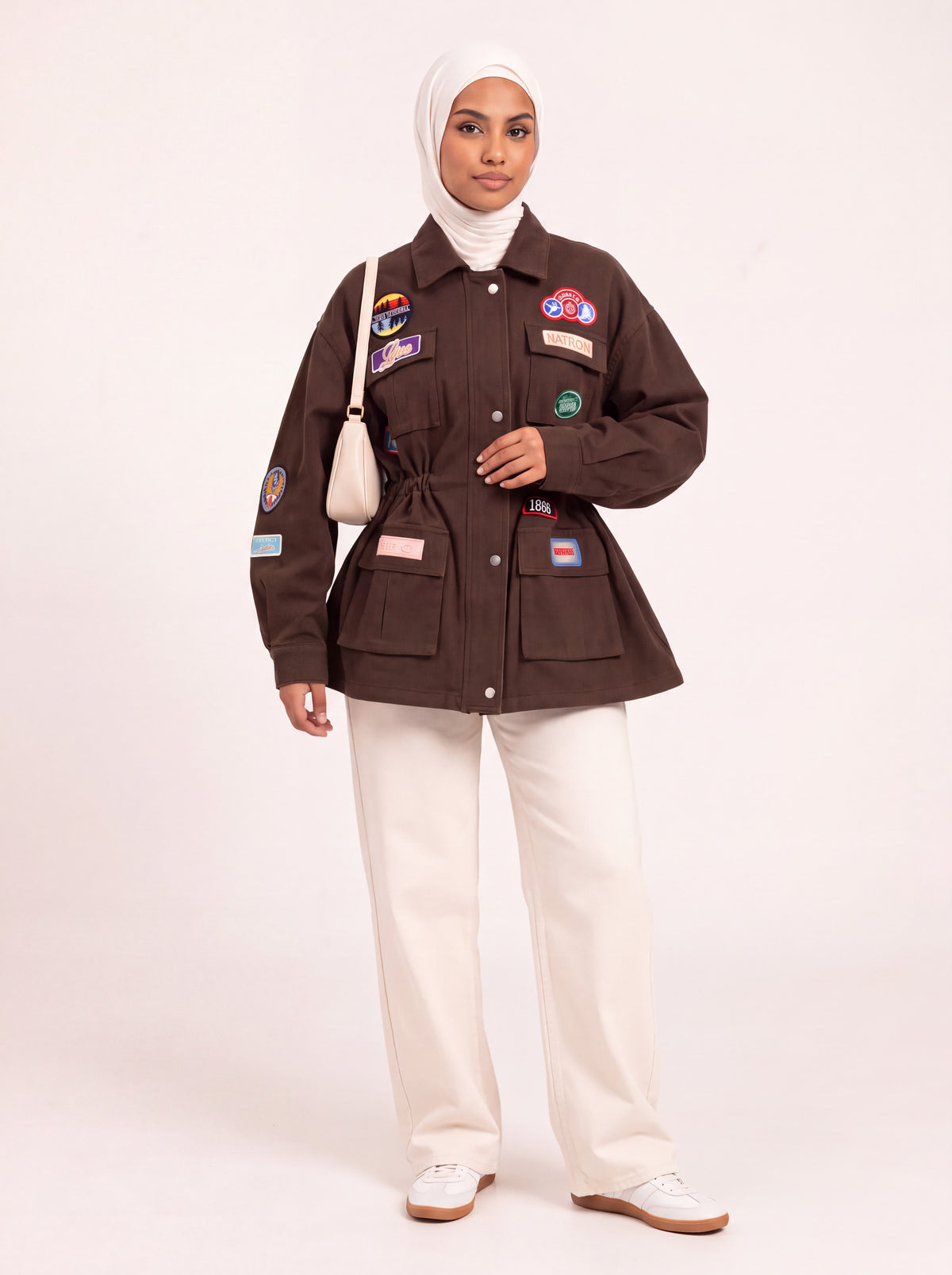 Veste utilitaire cintrée à écussons chocolat porté de face